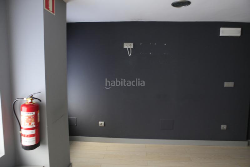 Foto c9fbeade-bd91-4dbd-b7fc-83485d5c7fcb. Local comercial a calle mies del valle 3 a Cuatro Caminos Santander