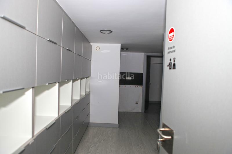 Foto dbf57995-be18-465a-b2e8-bd2e63430a86. Local comercial a calle mies del valle 3 a Cuatro Caminos Santander