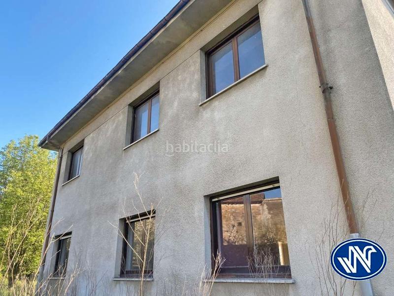 Foto aae0b4a7-66ad-4b52-81f7-aee332d76f7d. Casa  individual con amplia parcela para reformar en Molledo