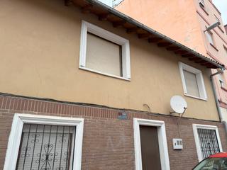 Casa adossada a Calle pedro alonso revuelta 20. Casa adosada en torrelavega con muchas posibilidades