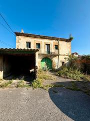 Casa  Calle la sierra. Casa  de piedra adosada con esquinales y ventanas de silleria a