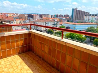 Etagenwohnung  Calle marqués de santillana. En pleno centro de torrelavega en un edificio con ascensor con t