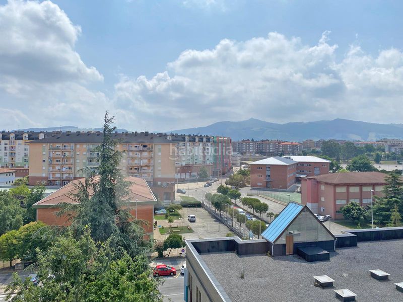 Foto 076b2085-0ec4-4584-a393-aad01a807180. Piso en pleno centro en un edificio con ascensor con terraza y salón amplio en Torrelavega