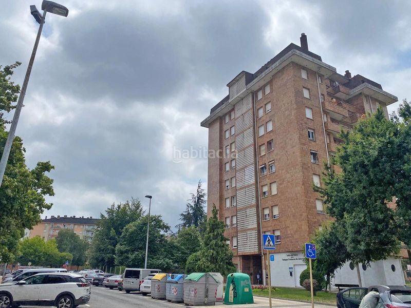 Foto 099f8a08-fe31-46ef-93e3-a05ed893be0a. Piso en pleno centro en un edificio con ascensor con terraza y salón amplio en Torrelavega