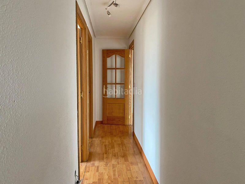 Foto 1a8c3723-124a-49c2-aa1f-df629928fa6e. Piso en pleno centro en un edificio con ascensor con terraza y salón amplio en Torrelavega