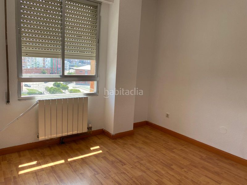 Foto 22d5b9fa-954b-4cf7-a0ab-88e58c80b0ca. Piso en pleno centro en un edificio con ascensor con terraza y salón amplio en Torrelavega