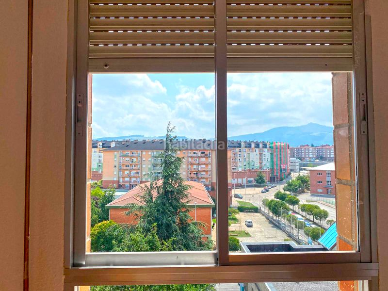 Foto 69c99348-d765-4a70-b9a0-7a411ee84e05. Piso en pleno centro en un edificio con ascensor con terraza y salón amplio en Torrelavega