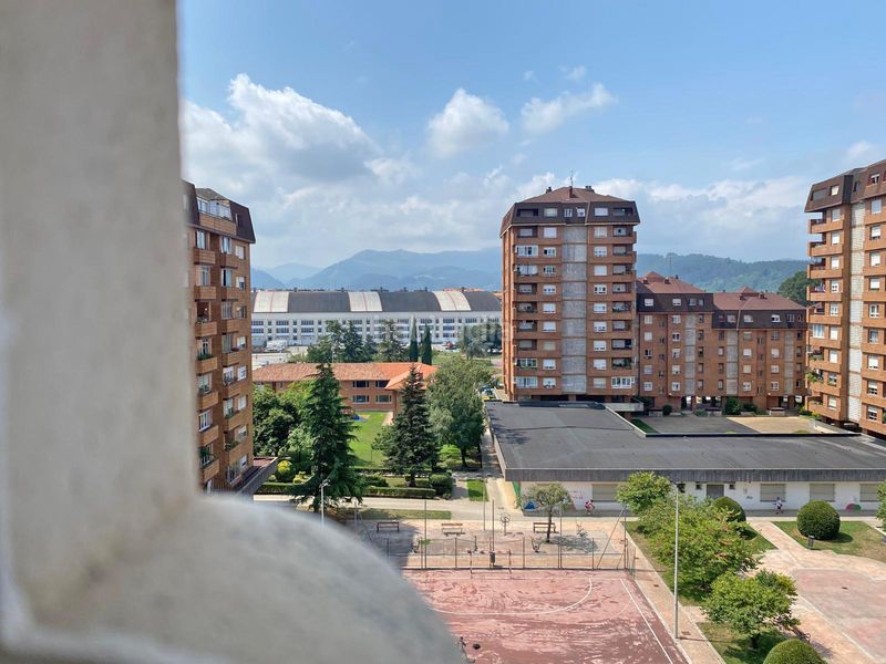 Foto 890fbd7e-d849-4eee-a479-069598443b39. Piso en pleno centro en un edificio con ascensor con terraza y salón amplio en Torrelavega