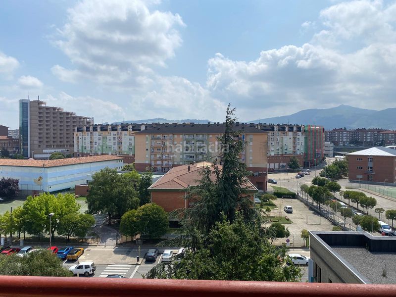 Foto 9211e006-0a1e-4a94-b5f4-ce46079658c1. Piso en pleno centro en un edificio con ascensor con terraza y salón amplio en Torrelavega