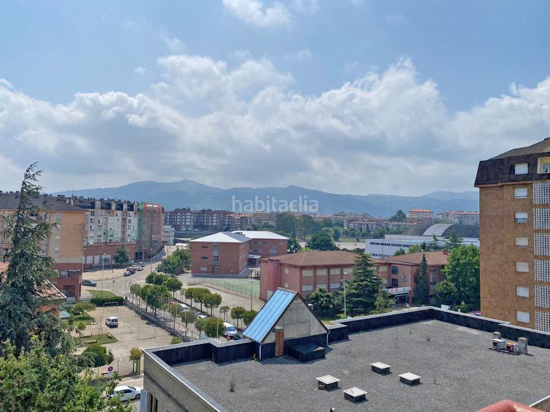Foto 935c6f1c-09fc-4027-b90b-2dda1d39cc2a. Piso en pleno centro en un edificio con ascensor con terraza y salón amplio en Torrelavega
