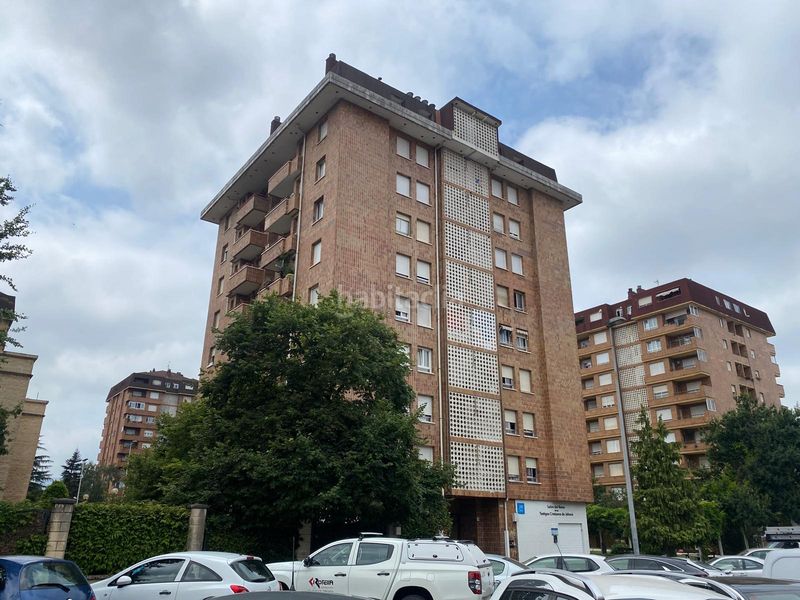 Foto 9f35f4df-70c2-49a0-8f86-b3a08724eaa4. Piso en pleno centro en un edificio con ascensor con terraza y salón amplio en Torrelavega