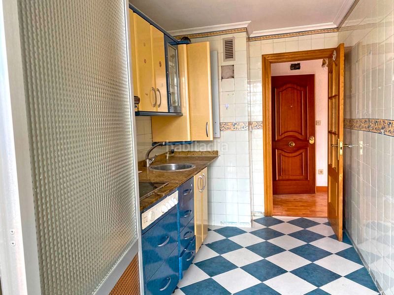Foto a2281ea4-f3a7-4e63-ac54-648ac8e84524. Piso en pleno centro en un edificio con ascensor con terraza y salón amplio en Torrelavega