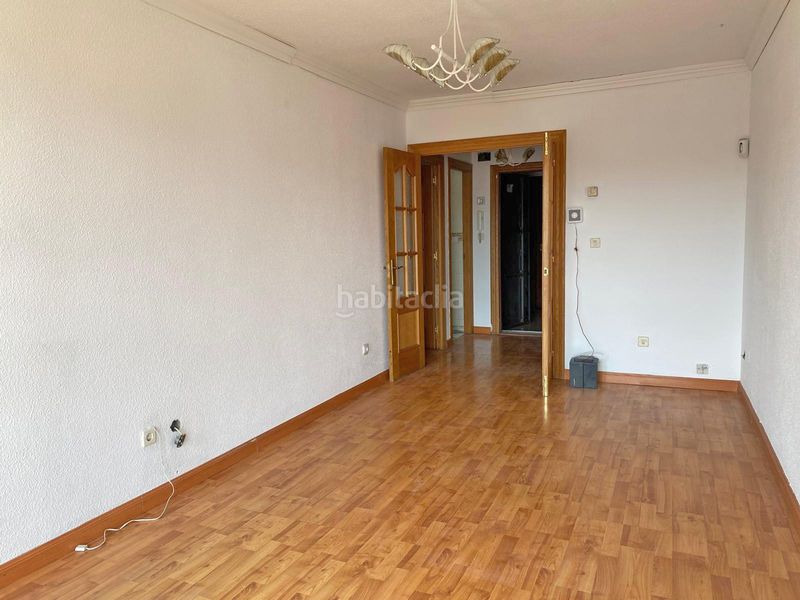 Foto a80fbd41-ca48-4f5c-800b-52f4d3f9648c. Piso en pleno centro en un edificio con ascensor con terraza y salón amplio en Torrelavega