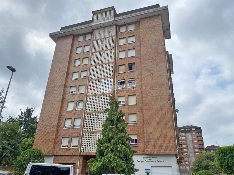 Foto af525677-63da-4a31-8725-a06013ab6846. Piso en pleno centro en un edificio con ascensor con terraza y salón amplio en Torrelavega