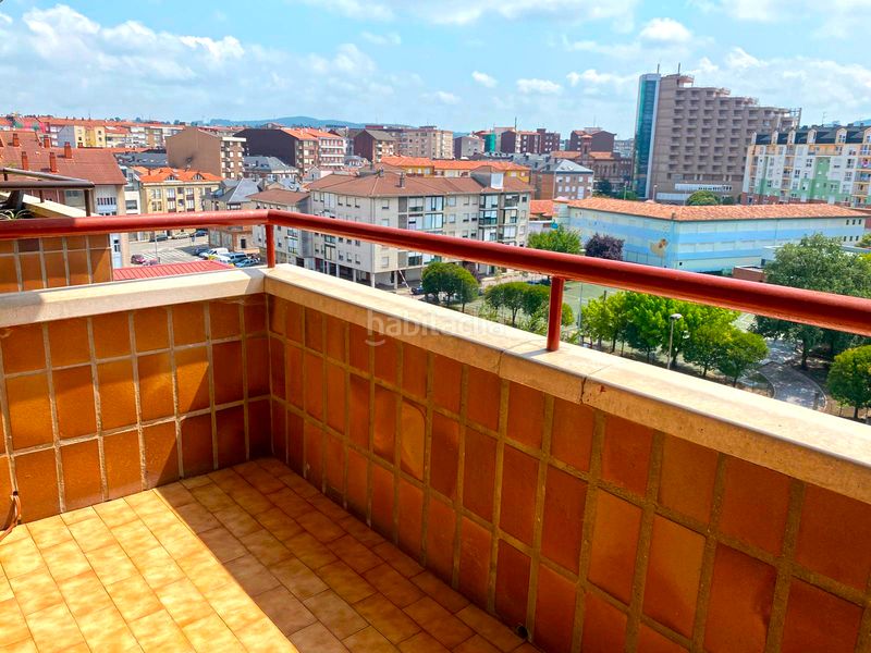 Foto f075f604-0e58-49c3-bc71-89bef900a5ea. Piso en pleno centro en un edificio con ascensor con terraza y salón amplio en Torrelavega