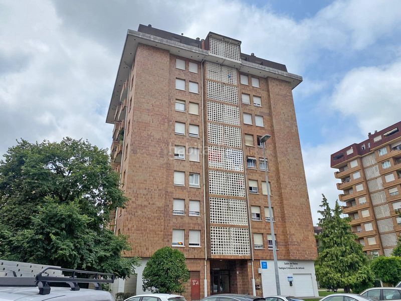 Foto fea3ae3e-af50-454e-b83f-56bd32b1b1f5. Piso en pleno centro en un edificio con ascensor con terraza y salón amplio en Torrelavega