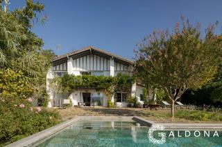 Casa en Urrugne. Magnifica casa con piscina