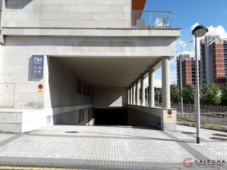 Aparcament cotxe  Zarautz kalea. Raya de garaje en el edificio del hotel hesperia