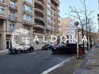 Aparcament cotxe  Donibane garazi kalea. Garajes en venta en ondarreta osinalde