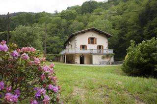 Casa  Pagoaga bailara. Bonito casero con terreno en hernani