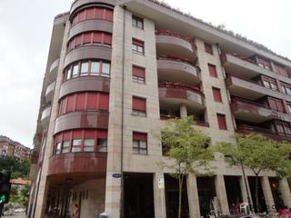 Lloguer Aparcament cotxe a Antiguo. Se alquila raya de garaje con trastero en benta berri
