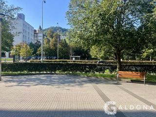 Lloguer Local Comercial a Ibaeta. Impecable local en esquina con gran escaparate