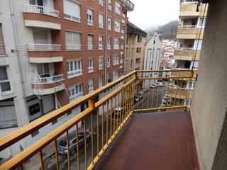 Appartamento in Eibar. Vivienda exterior con terraza y balcón alargado