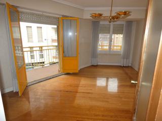 Pis a Eibar. Vivienda exterior con terraza y balcón alargado