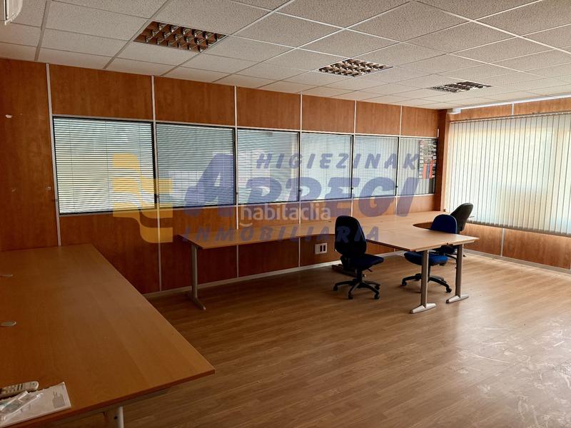 Foto bce9a858-e86f-4fc9-9486-6018d00efb5f. Nave industrial amplio pabellón en venta en Bergara