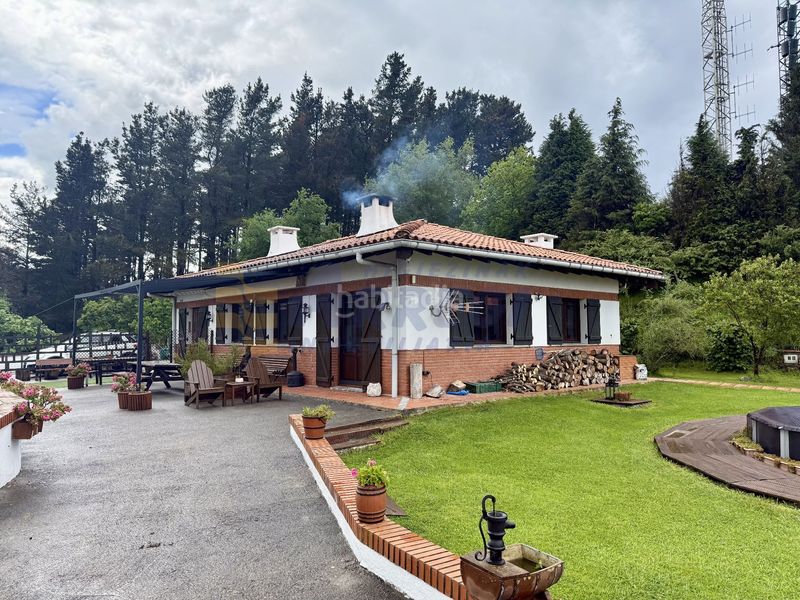 Foto bb5d8865-dde2-42b7-ad96-379210bf972e. Casa amb calefacció piscina a Mutriku