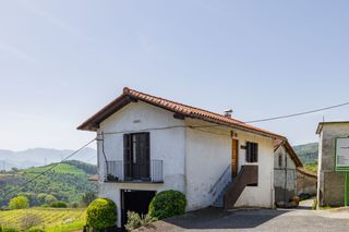 Haus in Hernialde. Uzturrera bistak dituen bermoldatzeko etxetxo zoragarria salgai