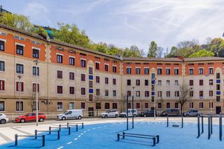 Pis a Donostia-san sebastián - avda. de zarautz 37. Interesante, versátil y luminosa vivienda en venta, situada en e