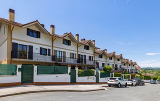 Casa a schiera  Komentutxiki. Villa adosada en amute  hondarribia, espacio y confort rodeado d