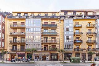 Local Comercial  Donostia-san sebastin - matia kalea. Local con enormes posibilidades para utilizarlo como negocio, co