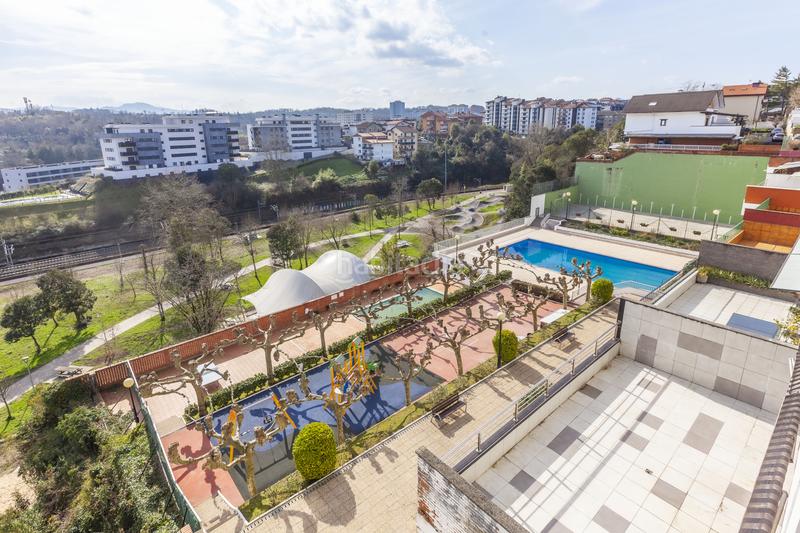 Foto d41afd38-9a06-429e-8b32-8dbbc0c5b12f. Casa a schiera con riscaldamento parcheggio piscina in Donostia - San Sebastián