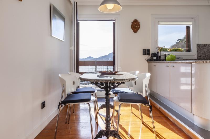 Foto d77afa50-994d-49ec-8e65-d1e402c9c7e8. Àtic amb calefacció a Parte Vieja Donostia - San Sebastián