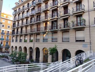 Rent Flat  Donostia-san sebastián - txalupagillene plaza. Se alquila bonita vivienda temporal. en el centro del antiguo 2