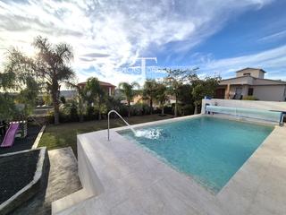 Chalet en La Franquesa-Oasis Park. Villa mediterranea de prestigio con terreno privado y piscina de