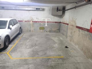 Aparcament cotxe a Pare Artigas