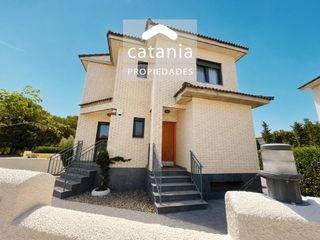 Casa bifamiliare  Calle magnòlia. Preciosa casa pareada de esquina con 4 dormitorios, garaje y pis