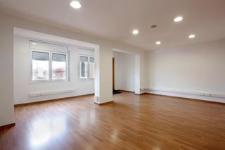 Rent Office space  Carrer d'aragó. Finca rehabilitada