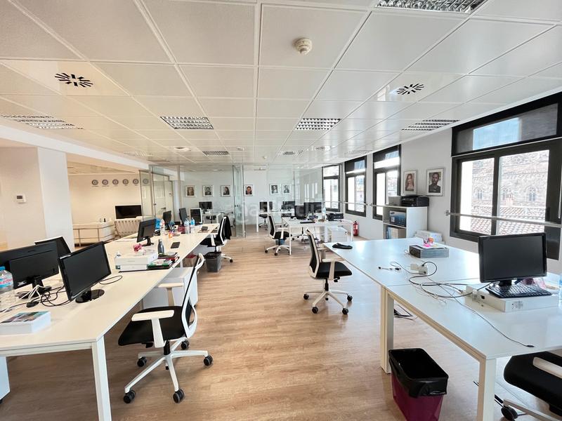 Foto 38a677a6-d65d-41e1-a5fa-0ca4b195f7d2. Miete büro mit heizung in Gòtic Barcelona