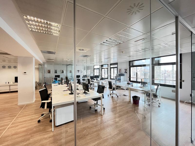 Foto 553ea193-4915-42e1-88a5-e380ce69e3b3. Miete büro mit heizung in Gòtic Barcelona