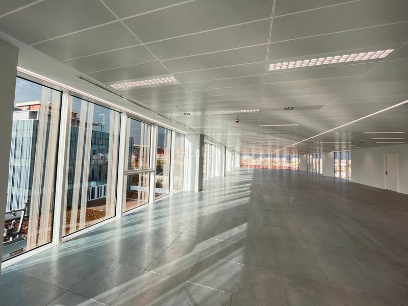 Foto 23af4b98-c90b-4ed0-b898-b231596538cd. Rent office space with heating parking in Provençals del Poblenou Barcelona