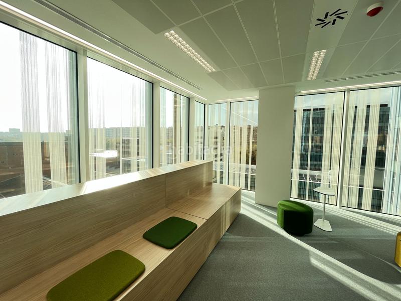 Foto d62fb6a4-dbe7-4de7-bf1f-8d77fb476c34. Rent office space with heating parking in Provençals del Poblenou Barcelona