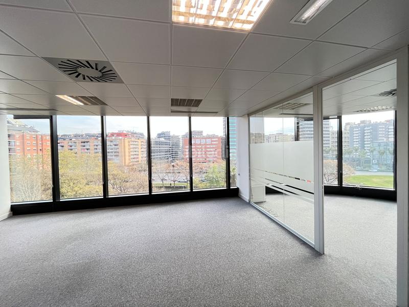 Foto b02dc1f6-2d8b-478c-8a66-4c223395f7f9. Location bureau avec chauffage dans La Bordeta Barcelona