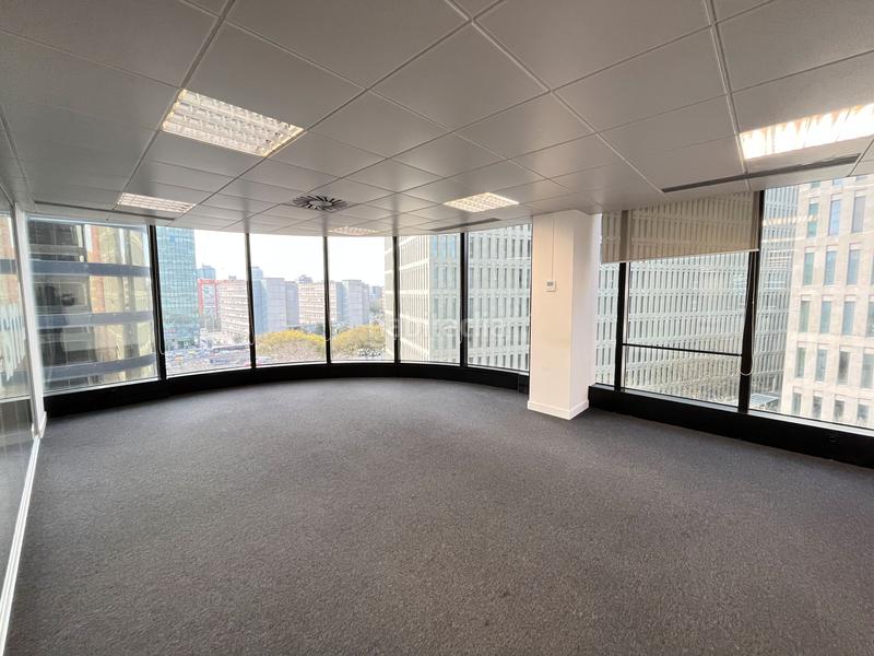 Foto 134187f1-9ee3-4ae3-ae5d-33158c080de2. Rent office space with heating in La Bordeta Barcelona