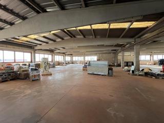 Location Bâtiment à usage industriel  Carrer de miquel servet. 10 muelles de carga + cámara frigorífica en planta baja