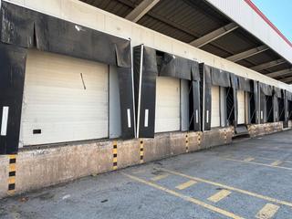 Lloguer Nau industrial  Carrer de miquel servet. 10 muelles de carga + cámara frigorífica en planta baja
