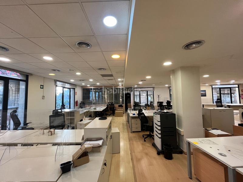 Foto e571d28a-40f6-476d-8cac-c11d50e59003. Lloguer oficina a Gòtic Barcelona